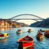 Mar de Porto com barcos e edifícios históricos.