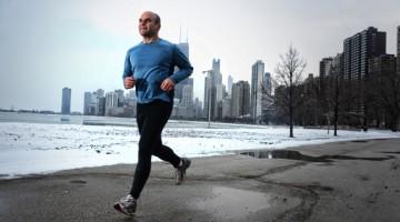 Homem a correr para prevenir varizes